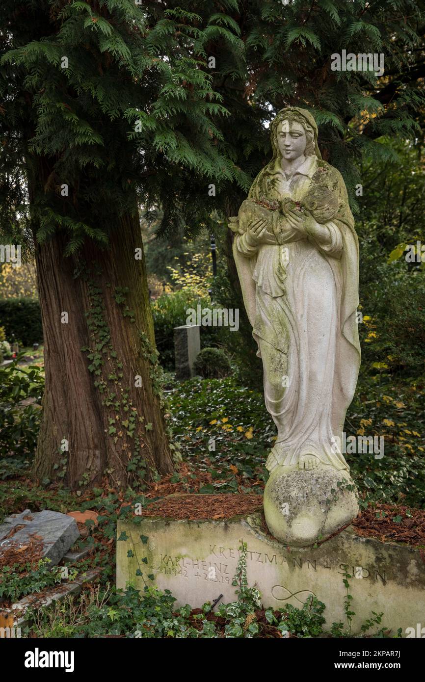 La Vierge Marie figure avec Jésus enfant sur une tombe du cimetière du Sud de Cologne dans le district de Zollstock, Cologne, nombreux. Marienfigur mit Jesuskind Banque D'Images