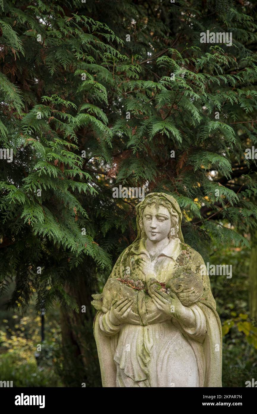 La Vierge Marie figure avec Jésus enfant sur une tombe du cimetière du Sud de Cologne dans le district de Zollstock, Cologne, nombreux. Marienfigur mit Jesuskind Banque D'Images