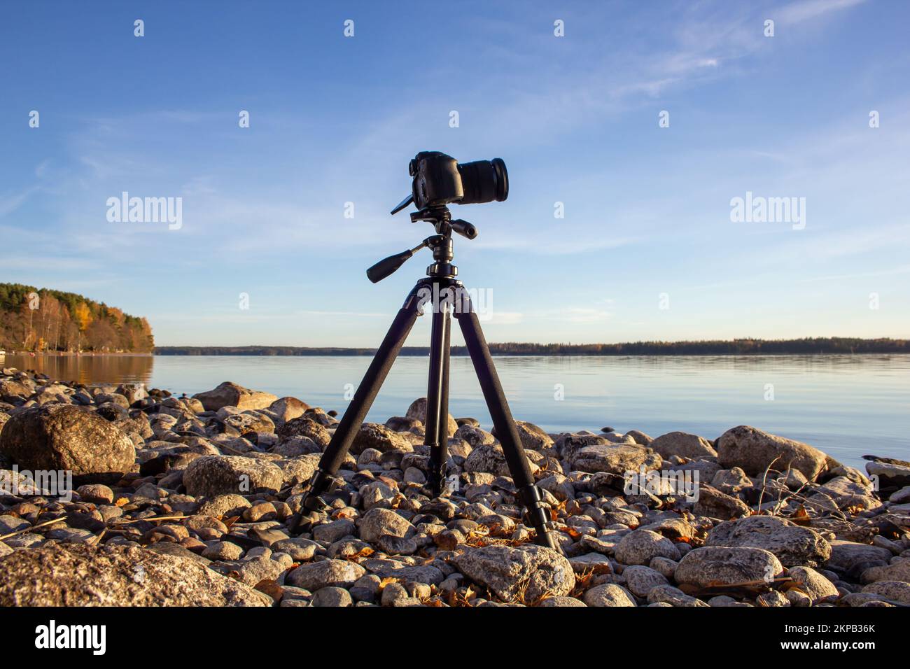 Une vue de l'appareil photo sur trépied sur la plage rocheuse Banque D'Images