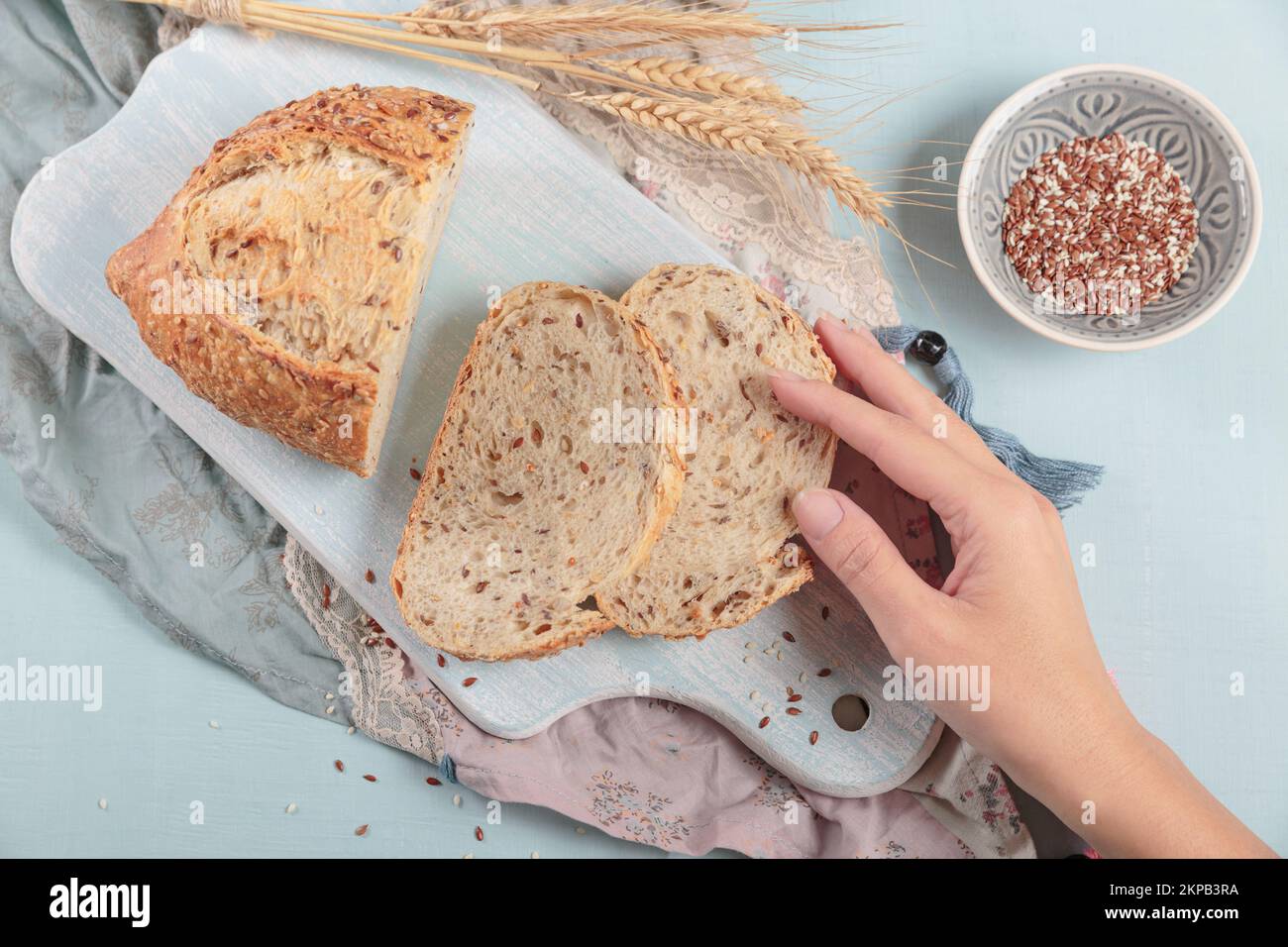 Tranches de pain frais de grains entiers cuits avec des graines de lin Banque D'Images