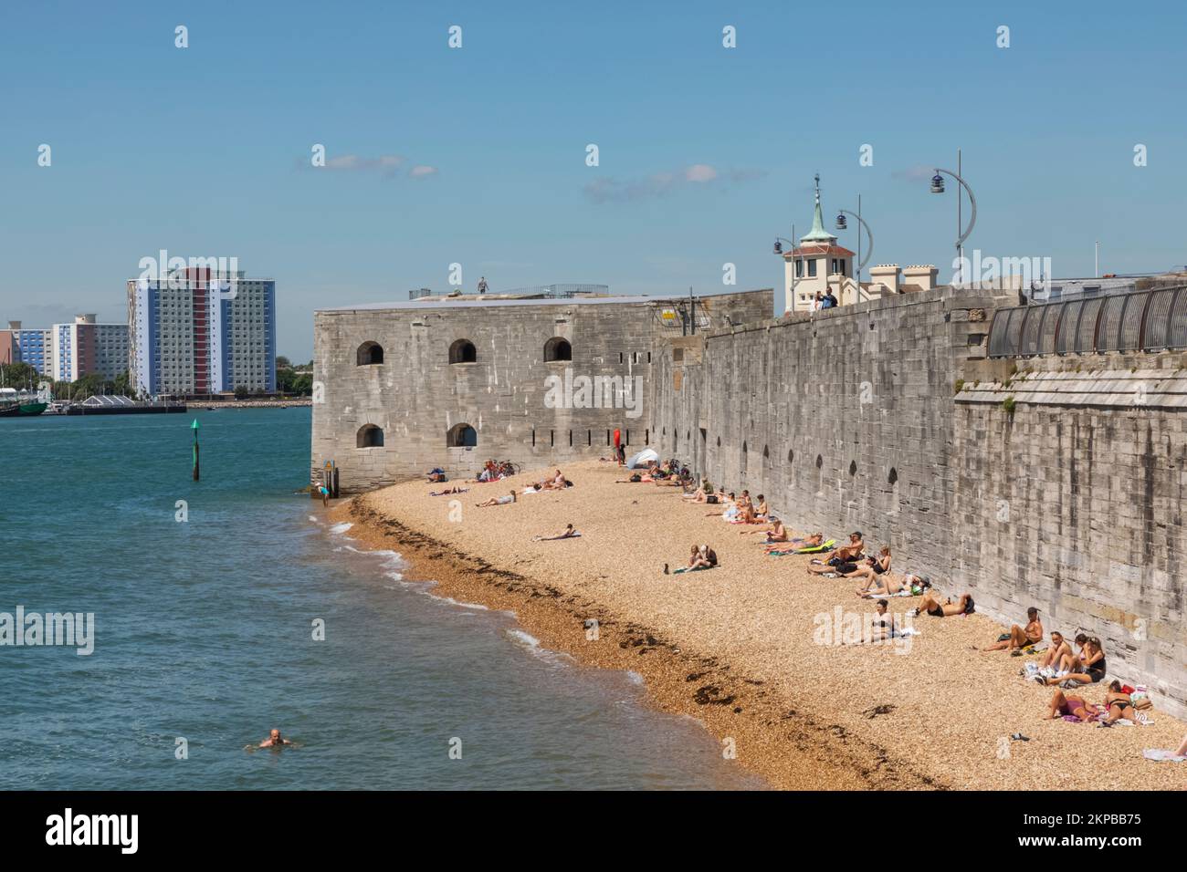 Angleterre, Hampshire, Portsmouth, Old Portsmouth, Battery Wall et Round Tower Banque D'Images