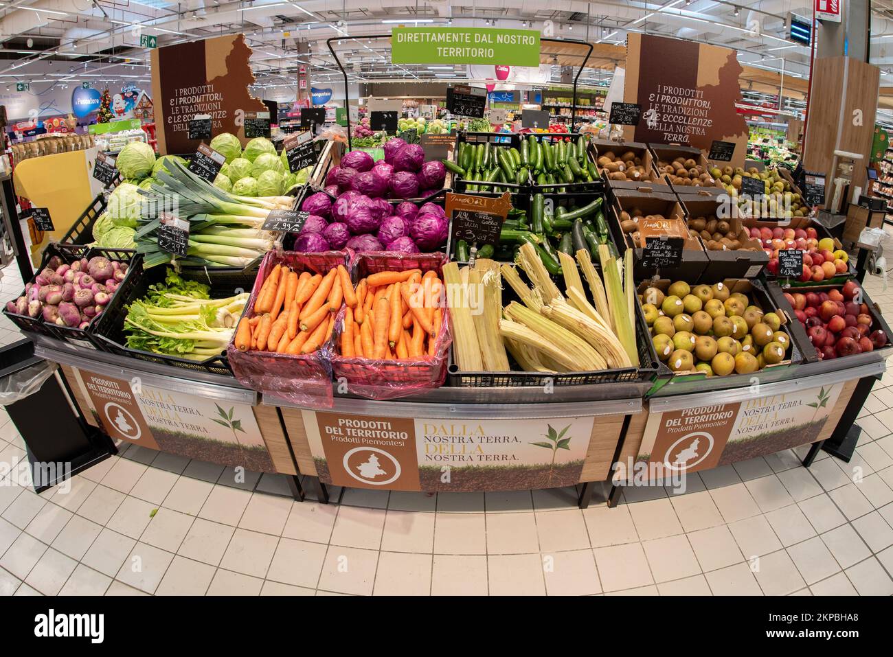 Cuneo, Italie - 22 novembre 2022: Stand avec divers types colorés de légumes et de fruits automnaux du territoire italien piemont en Conad Supe Banque D'Images