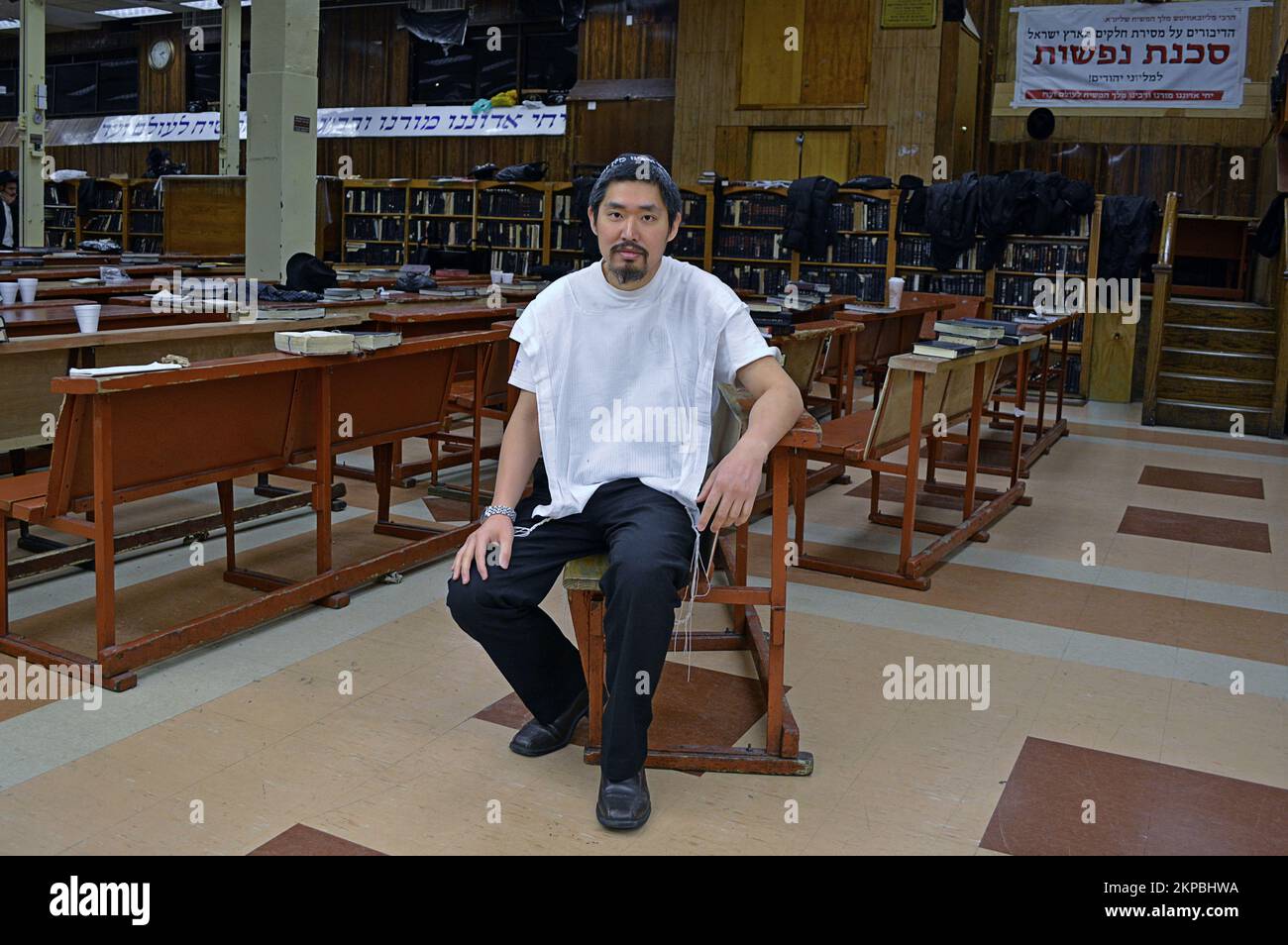 Un jeune homme de Shanghai qui s'est converti au judaïsme. À la synagogue principale de Chabad sur Eastern Parkway à Brooklyn, New York. Banque D'Images