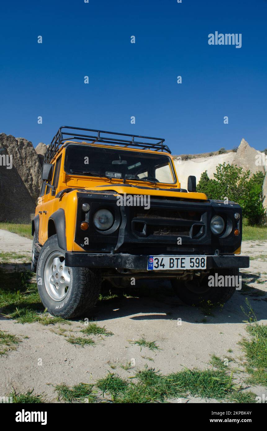 Ortahisar,Ürgüp,Nevşehir, Turquie - 24 mai 2021 : défenseur Land Rover jaune stationné dans la terre Banque D'Images