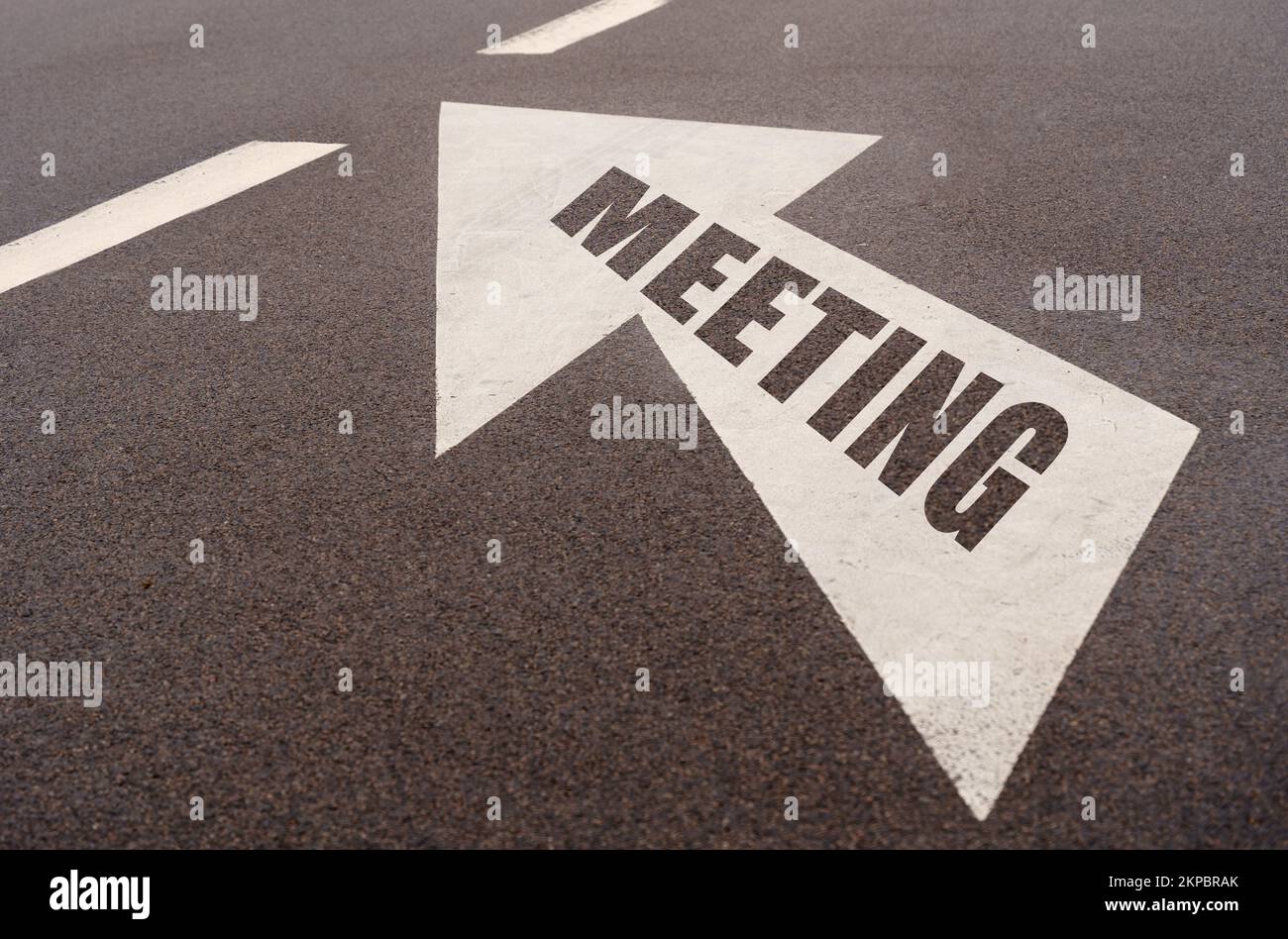 Concept commercial et financier. Marquages et une flèche avec l'inscription - RÉUNION Banque D'Images