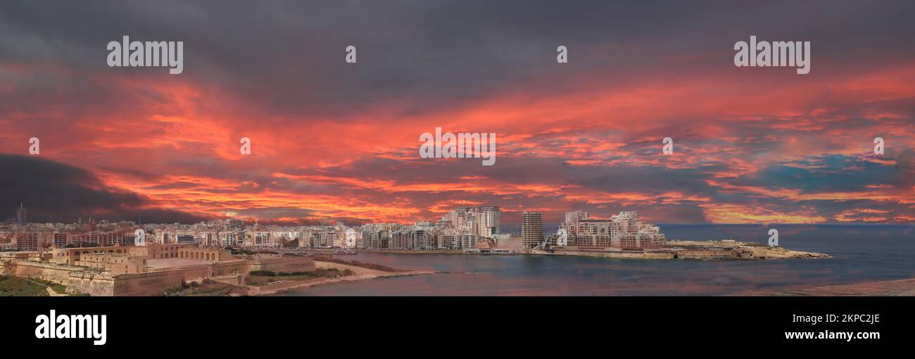 Une vue panoramique d'une belle ville au coucher du soleil Banque D'Images