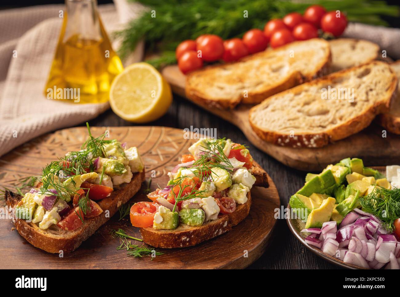 Délicieux et sain avocat, tomates cerises et feta sandwiches. Toasts à l'avocat, aux tomates et au fromage feta. Banque D'Images