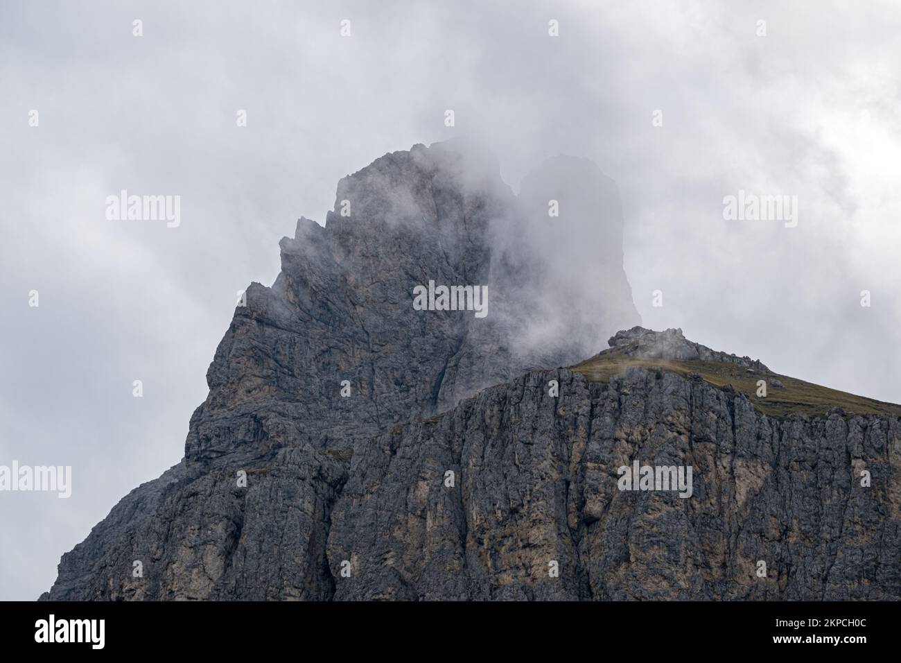Les nuages au-dessus et autour d'un rocher dans les Dolomites, les Alpes, le Tyrol du Sud, l'Italie Banque D'Images