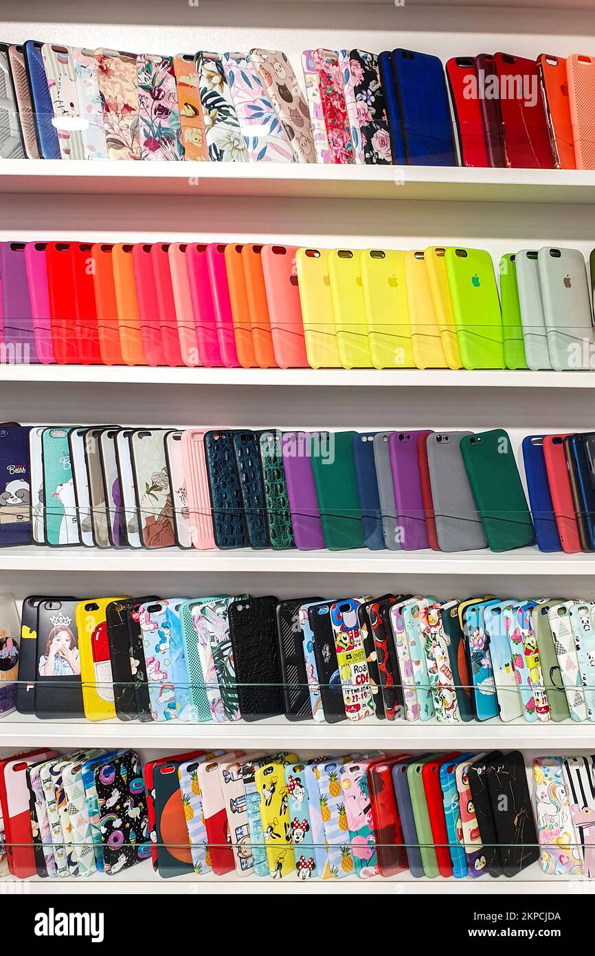 différentes étuis de téléphone multicolores sur l'étagère du magasin. Banque D'Images