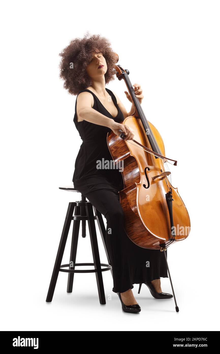 Femme en robe noire assise sur une chaise et jouant un violoncelle isolé sur fond blanc Banque D'Images