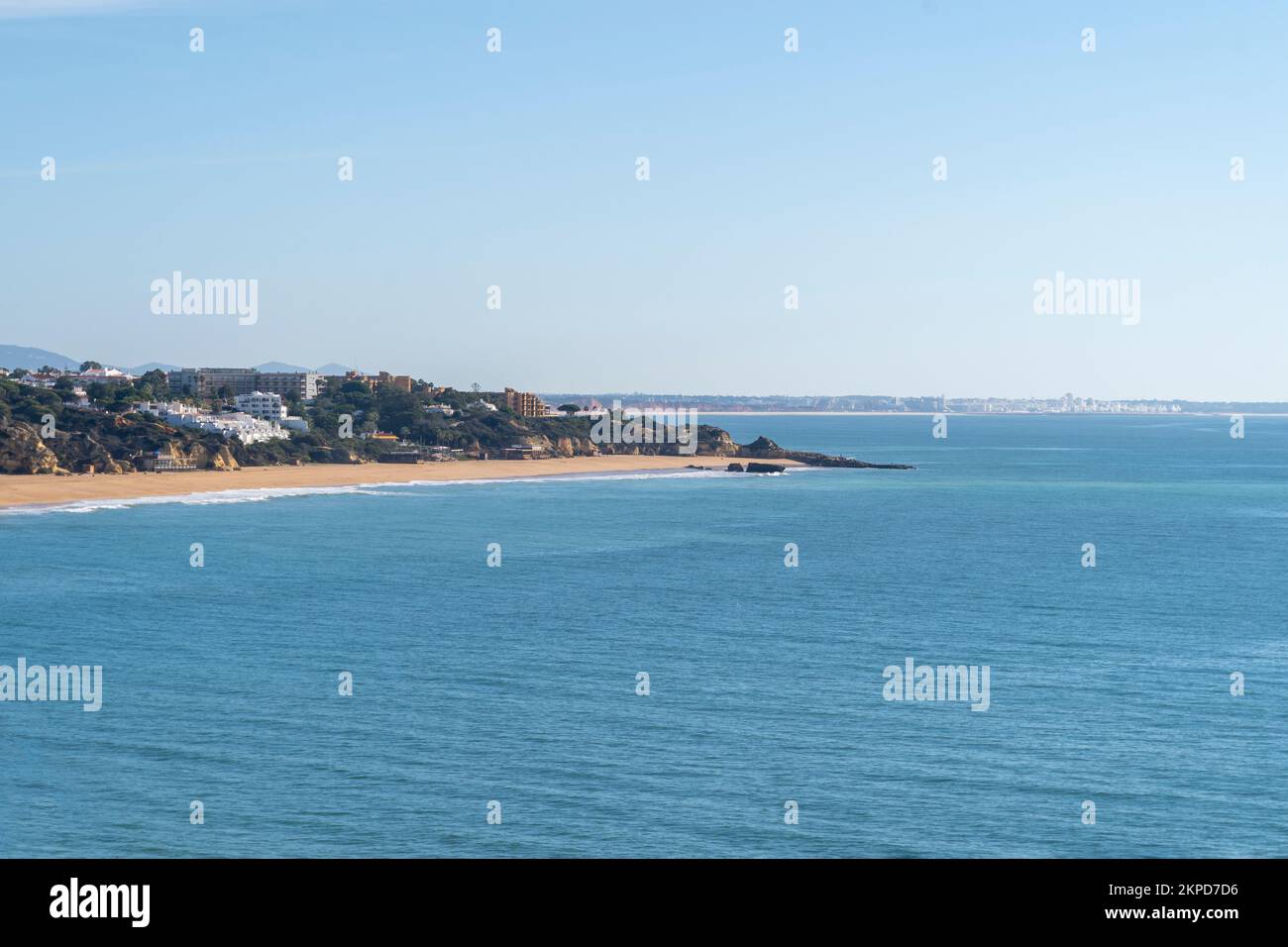 Belle plage d'Albufeira. Plage de Fishermans dans le sud du Portugal, Algarve. Banque D'Images