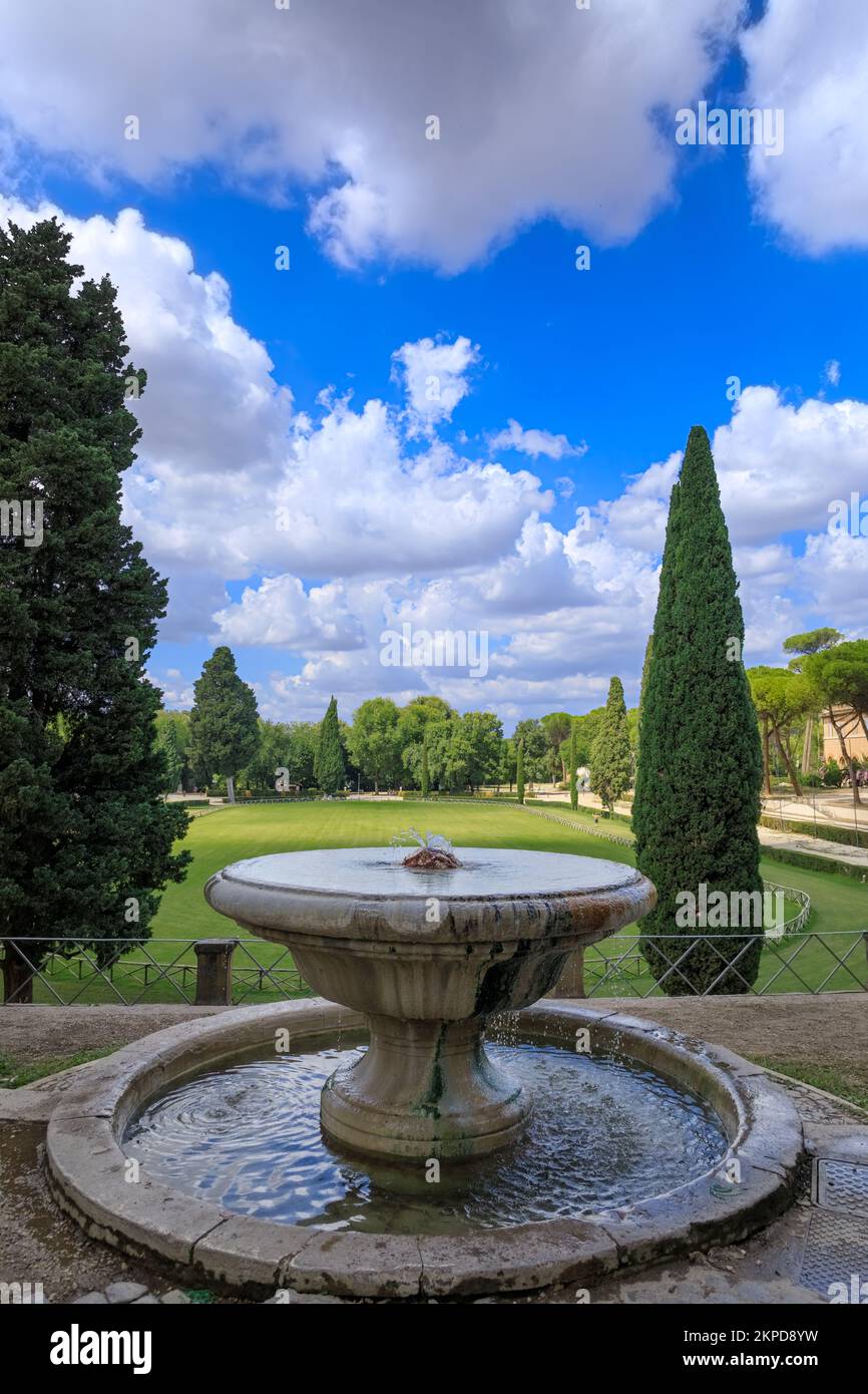 Jardin de la Villa borghèse à Rome, Italie : vue sur la fontaine de marionnettes avec la Piazza di Siena en arrière-plan. Banque D'Images