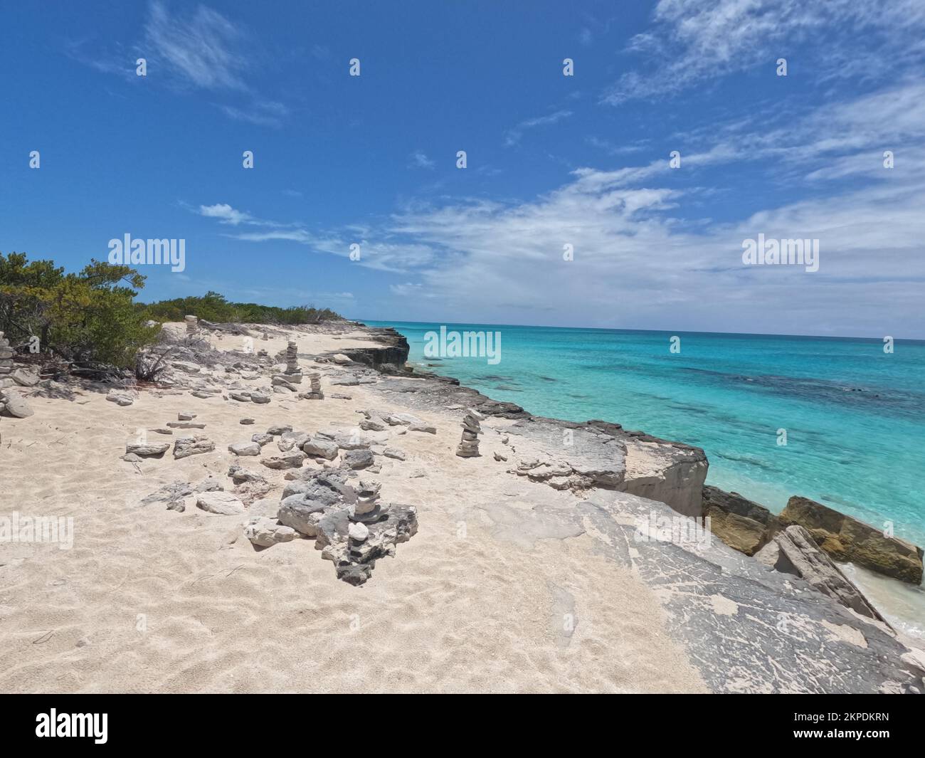 Un beau paysage d'une plage de sable avec des piles de rochers équilibrées sur la rive Banque D'Images