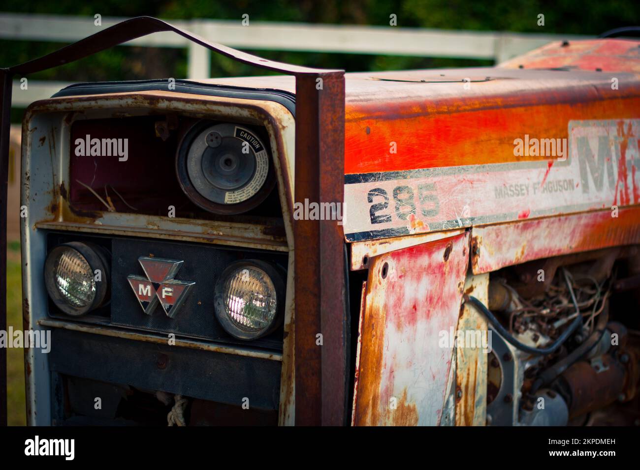 Un tracteur classique dans l'arrière-cour d'un monument historique à Glendale, Arizona Banque D'Images