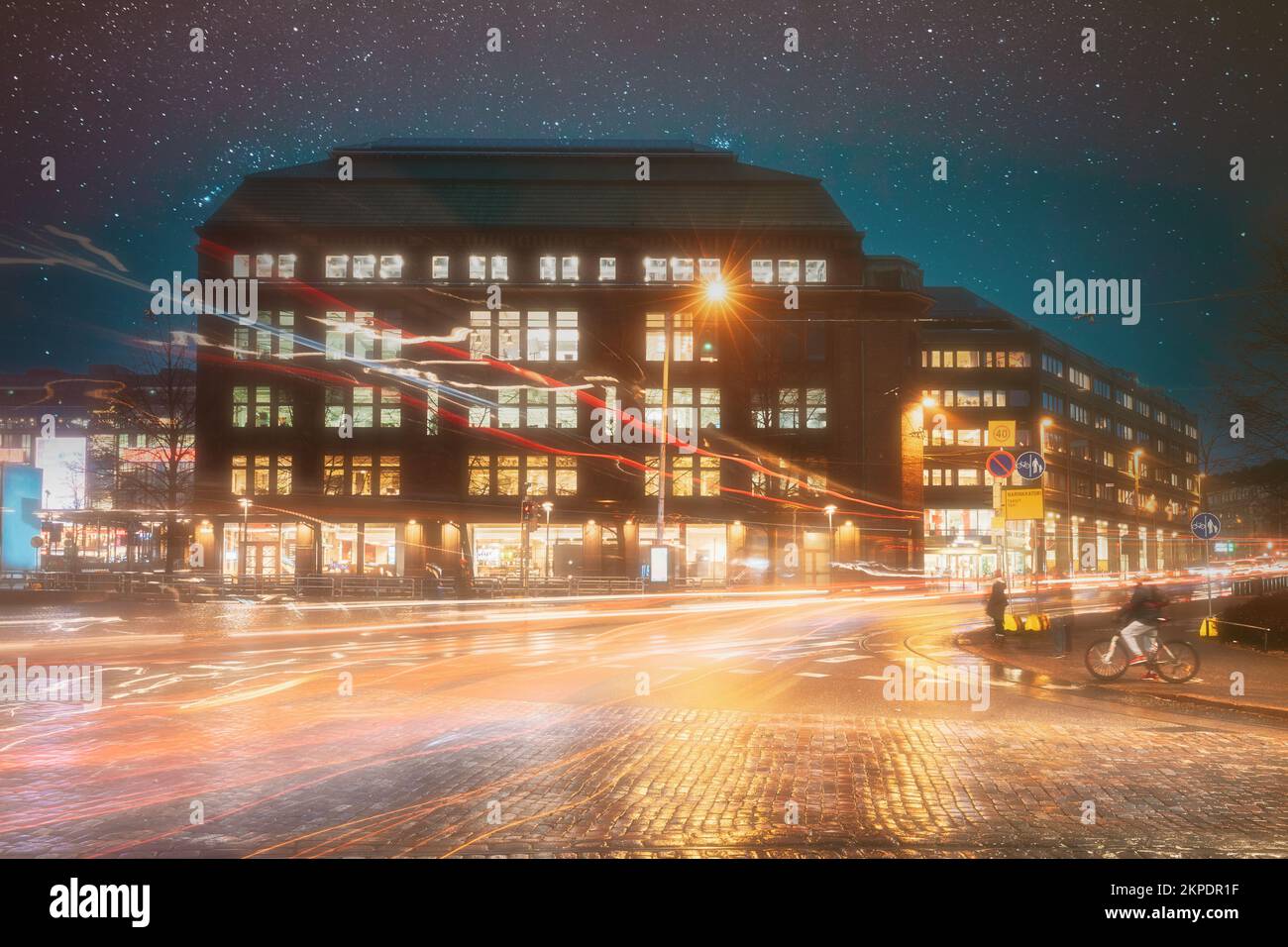 Helsinki, Finlande. Ciel bleu vif au-dessus des bâtiments à l'angle de la rue Arkadiankatu et de l'avenue Mannerheimintie ou Mannerheim en soirée Banque D'Images