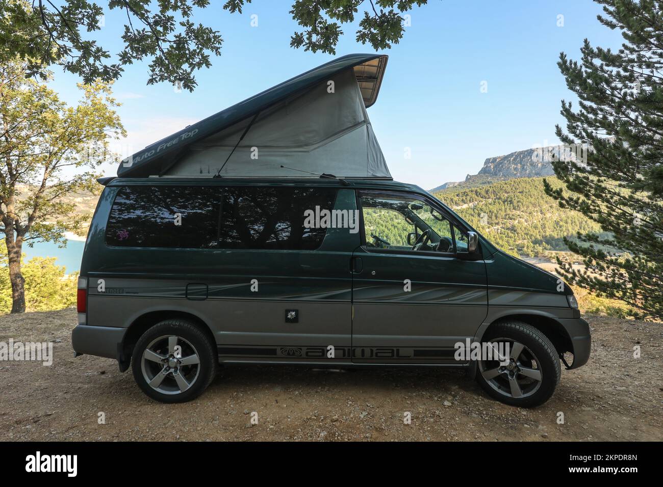 Camping le Galetas,Pont du Galetas,Plage du Galetas,Lac de Sainte Croix,Parc naturel régional du Verdon, gorge du Verdon,la gorge du Verdon est un canyon fluvial situé dans la région Provence-Alpes-Côte d'Azur du Sud-est de la France. Les Gorges du Verdon, le plus grand canyon d'Europe. Les Gorges du Verdon, incontournables en Provence, en France et en Europe, vous attendent et vous promettent des souvenirs inoubliables ! Considéré comme le «Grand Canyon» français. Il est d'environ 25 km de long et jusqu'à 700 mètres de profondeur.août,vague de chaleur,été,sécheresse,sec,lit de rivière,lit de rivière,Europe,européen Banque D'Images