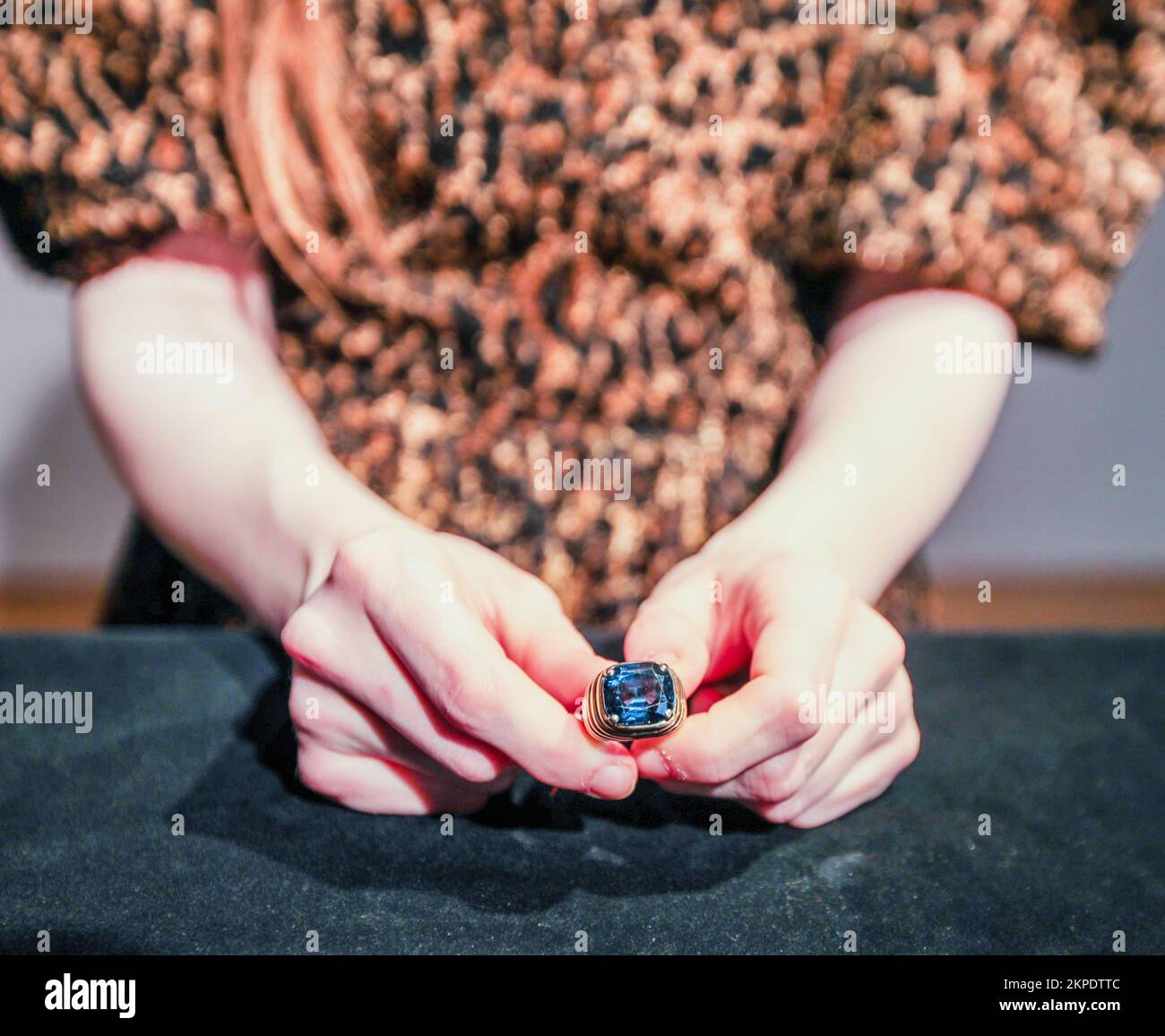Londres Royaume-Uni 28 novembre 2022 Cartier Sapphire et Diamond robe  anneau, mi-20th siècle le coussin en forme de saphir, pesant 14,81 carats,  entre graduations marquise-couper les épaules de diamant, dans un support