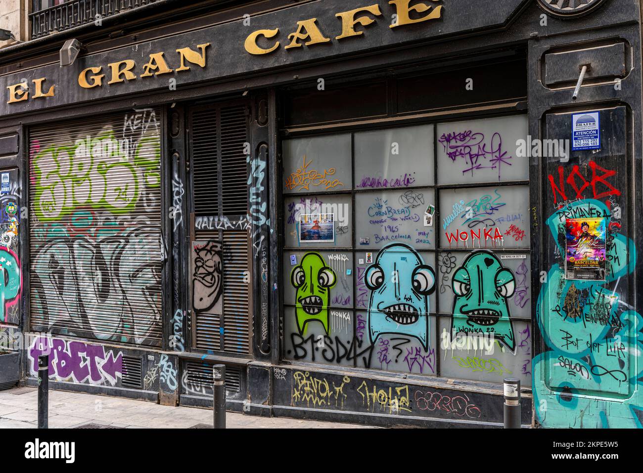 Graffitis sur les stores des magasins vacants dans la vieille ville de Barcelone, Catalogne, Espagne Banque D'Images