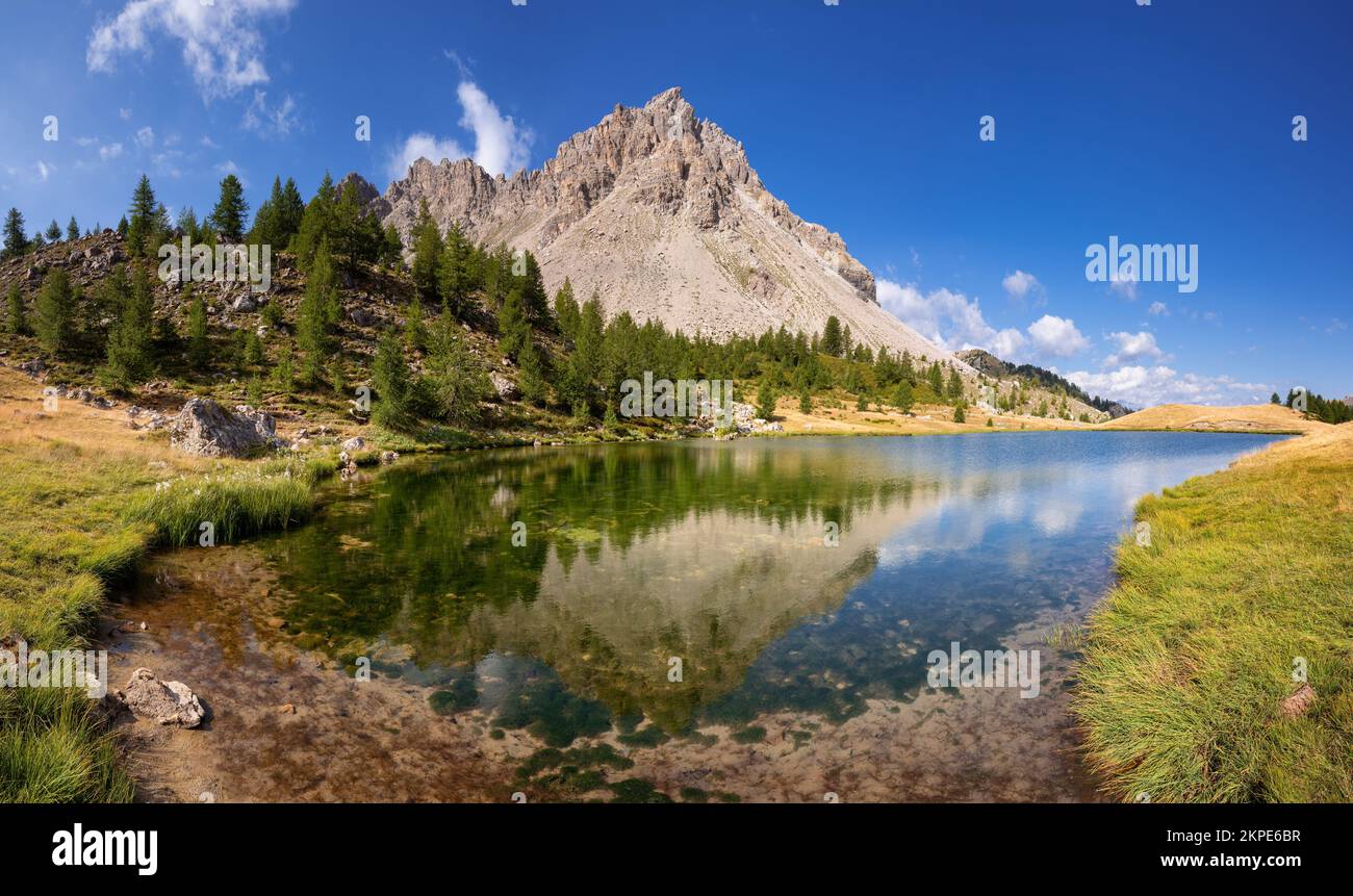 Vue d'été sur le lac Lauzet au-dessus du village de Saint-Crepin dans les Hautes-Alpes. Alpes, France Banque D'Images
