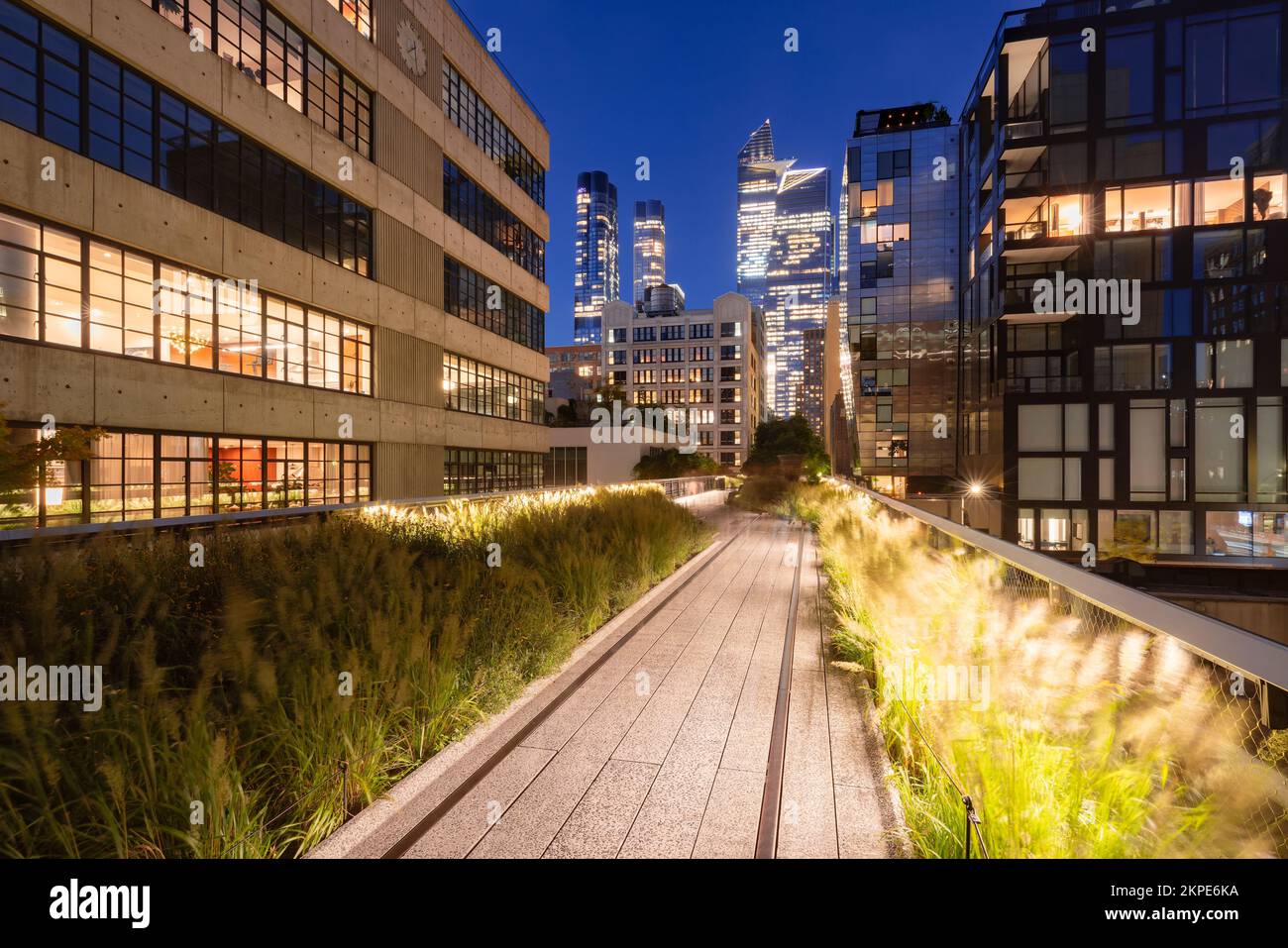 Promenade New York City Highline à Chelsea. Chemin vert surélevé avec gratte-ciel de Hudson yards en soirée. Manhattan Banque D'Images