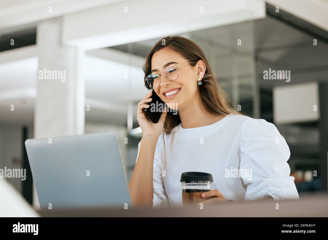 Café, ordinateur portable ou femme d'affaires sur appel téléphonique pour la communication, contactez-nous ou la mise en réseau dans le bureau. Sourire, heureux ou employé avec succès affaires Banque D'Images