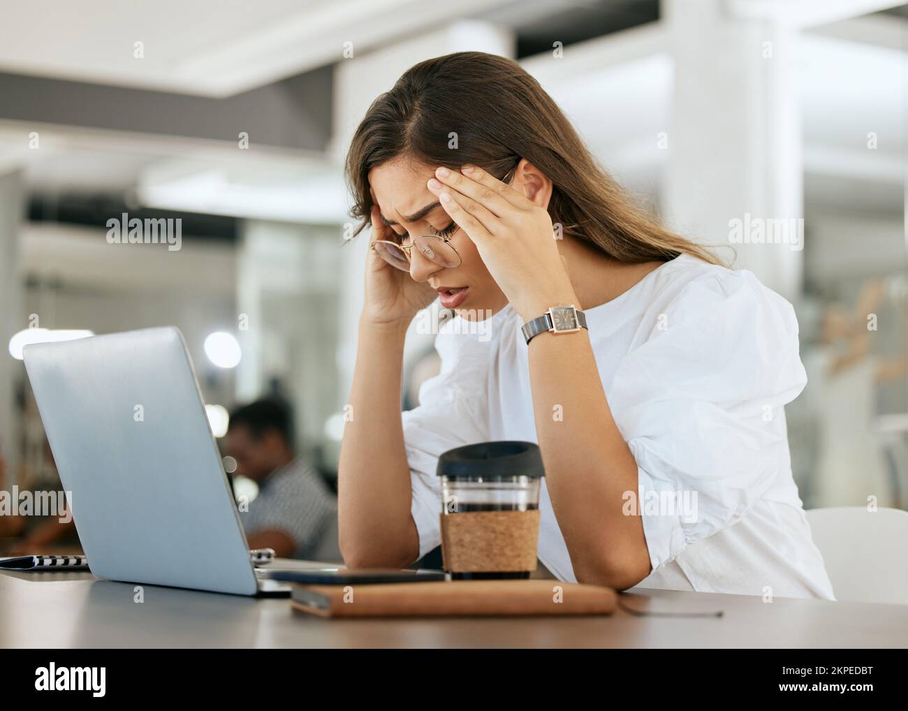 Femme freelance, mal de tête et de tête de l'épuisement professionnel, des heures supplémentaires et des problèmes de fatigue de santé mentale. Travailleur à distance, fatigué et mal en temps Banque D'Images