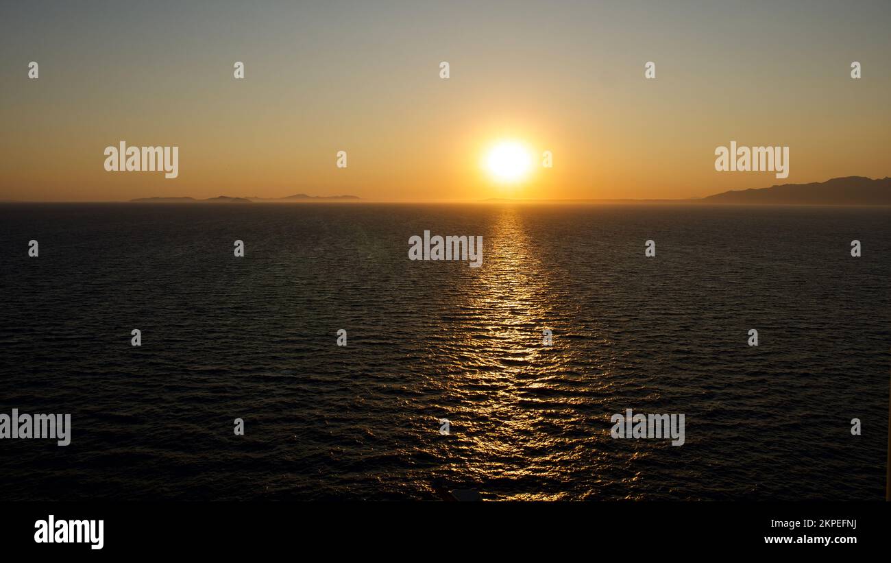 Pointe sud-ouest de la Turquie. Coucher de soleil depuis l'ancienne ville de Datca Knidos. Port du village de Yazikoy. Ancienne ville grecque de Knidos. Le ciel après le coucher du soleil. Banque D'Images Pointe sud-ouest de la Turquie. Coucher de soleil depuis l'ancienne ville de Datca Knidos. Port du village de Yazikoy. Ancienne ville grecque de Knidos. Le ciel après le coucher du soleil. Banque D'Images