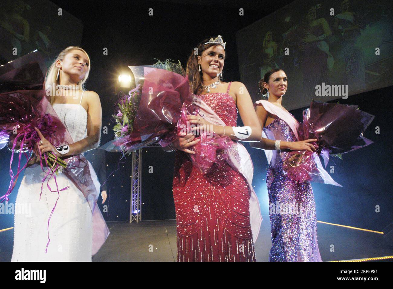 Concours Miss Wales 2006 à la Bourse du charbon de Cardiff, 9 juin 2006. Photo: ROB WATKINS en photo: Vainqueur de Miss Wales Sarah Fleming, 16, de Brecon avec le premier coureur-up Lidija Vrcic, 18, de Cwmbran (à droite) et le deuxième gagnant-up Jamie Williams, 19, de Powys (à gauche) Banque D'Images