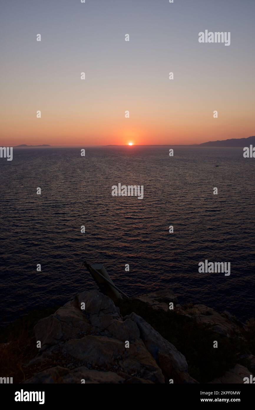 Pointe sud-ouest de la Turquie. Coucher de soleil depuis l'ancienne ville de Datca Knidos. Port du village de Yazikoy. Ancienne ville grecque de Knidos. Le ciel après le coucher du soleil. Banque D'Images Pointe sud-ouest de la Turquie. Coucher de soleil depuis l'ancienne ville de Datca Knidos. Port du village de Yazikoy. Ancienne ville grecque de Knidos. Le ciel après le coucher du soleil. Banque D'Images