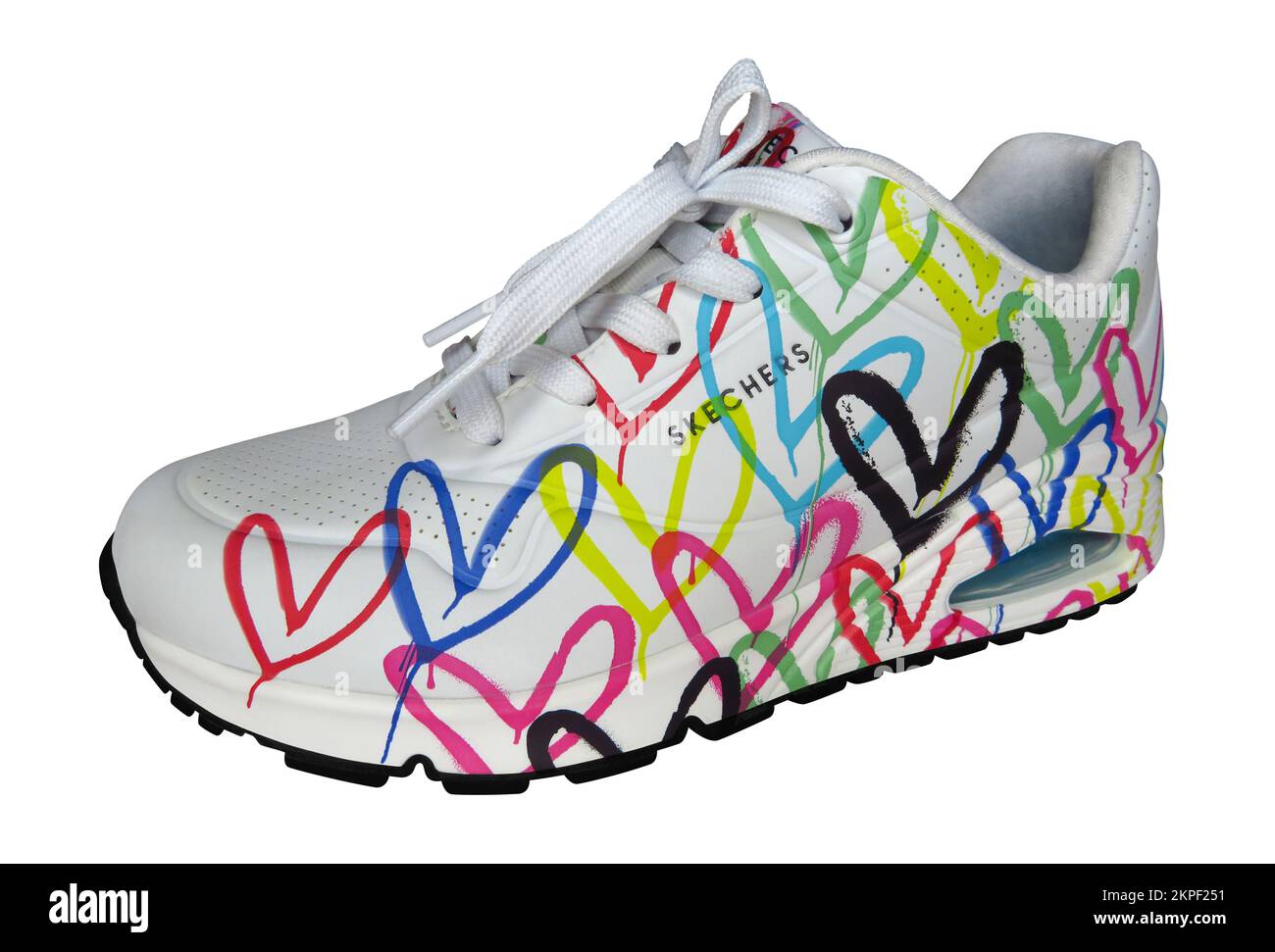 Almaty, Kazakhstan - 20 novembre 2022: SKECHERS Los Angeles chaussures de sport avec coeur coloré pour les femmes, sur fond blanc. Banque D'Images