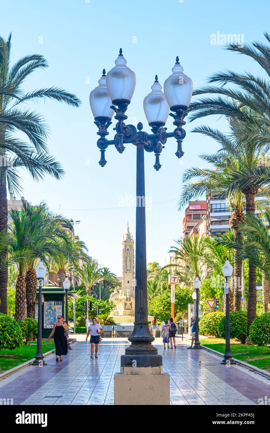 Alicante, Espagne - 20 septembre 2022: Lampe électrique dans la passerelle piétonne dans la médiane de l'avenue générale Marva. Banque D'Images