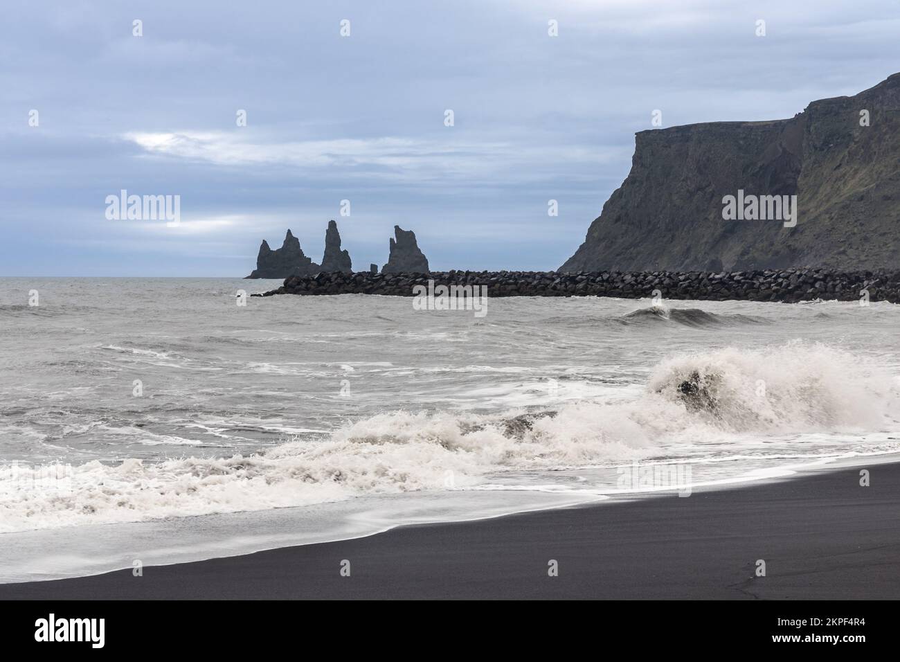 La pittoresque plage de sable noir volcanique de Vik en Islande est une destination touristique populaire et emblématique Banque D'Images