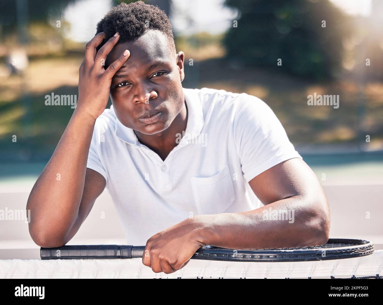 Homme noir, tennis et stress, anxiété avec la forme physique et en plein air sur le court de tennis, tenant la tête et frustré, échec de jeu ou erreur dans l'entraînement Banque D'Images