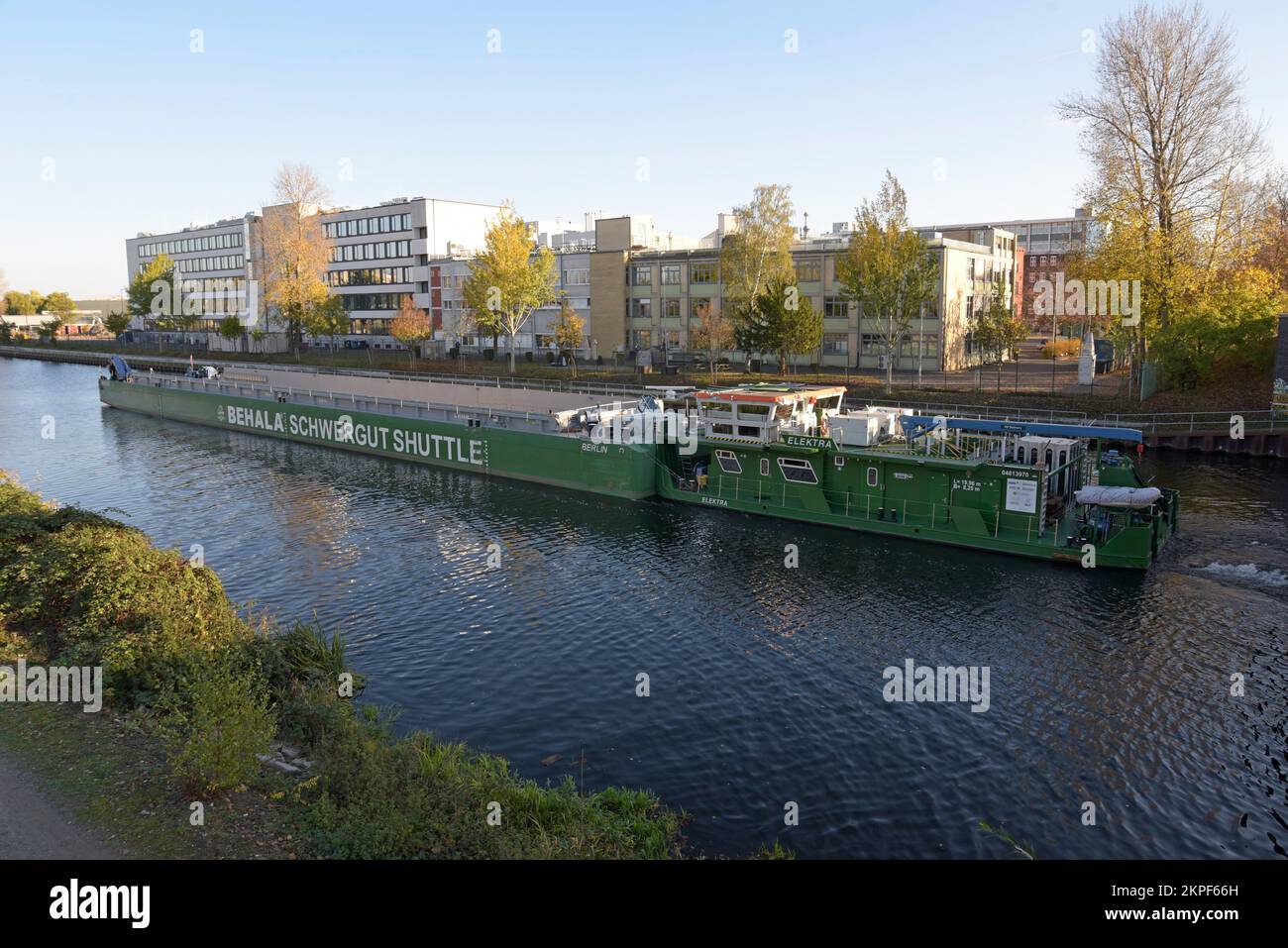 Une grande barge de fret commercial transportant des marchandises sur la rivière Spree, Berlin, Allemagne Banque D'Images