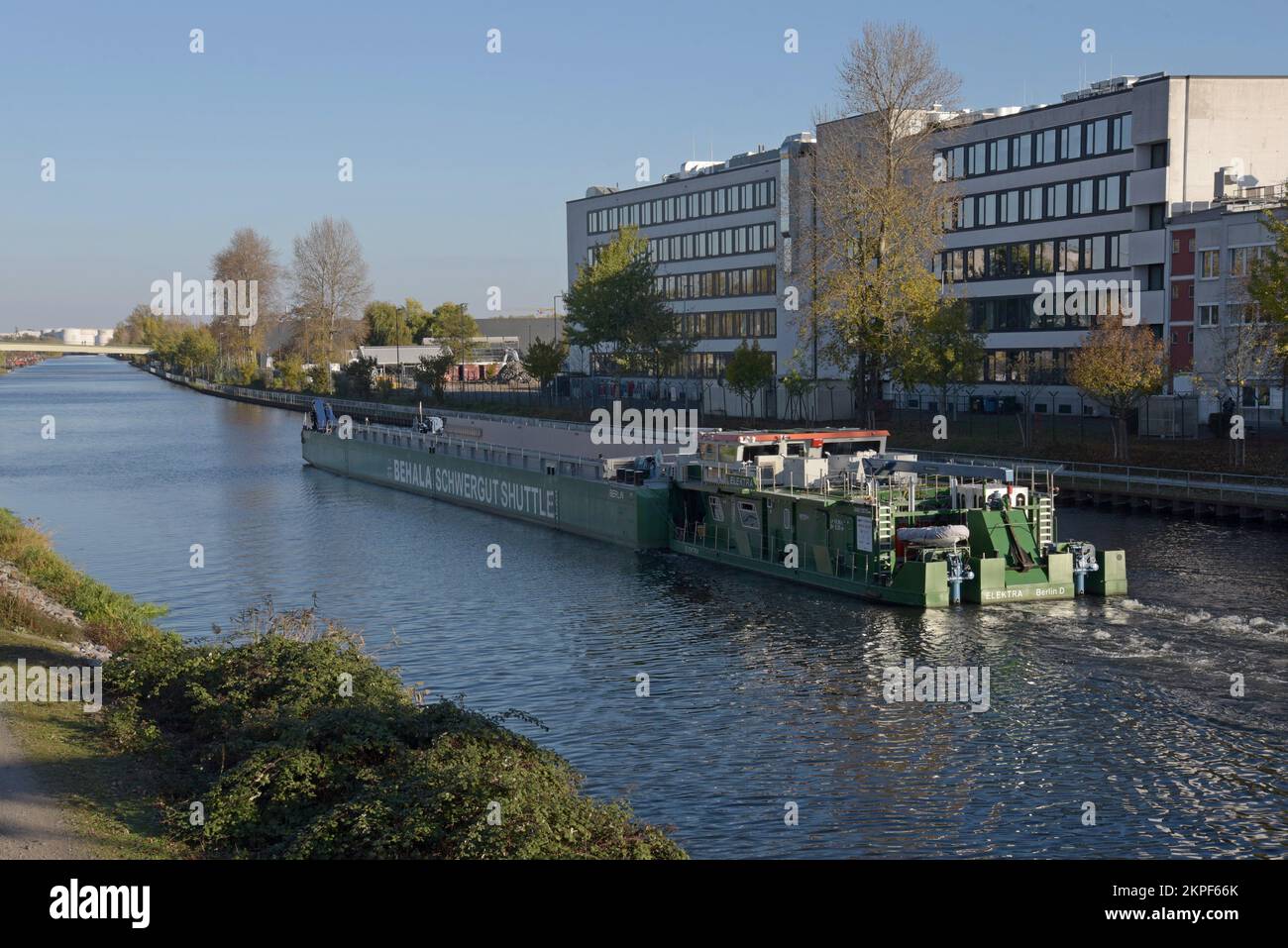 Une grande barge de fret commercial transportant des marchandises sur la rivière Spree, Berlin, Allemagne Banque D'Images