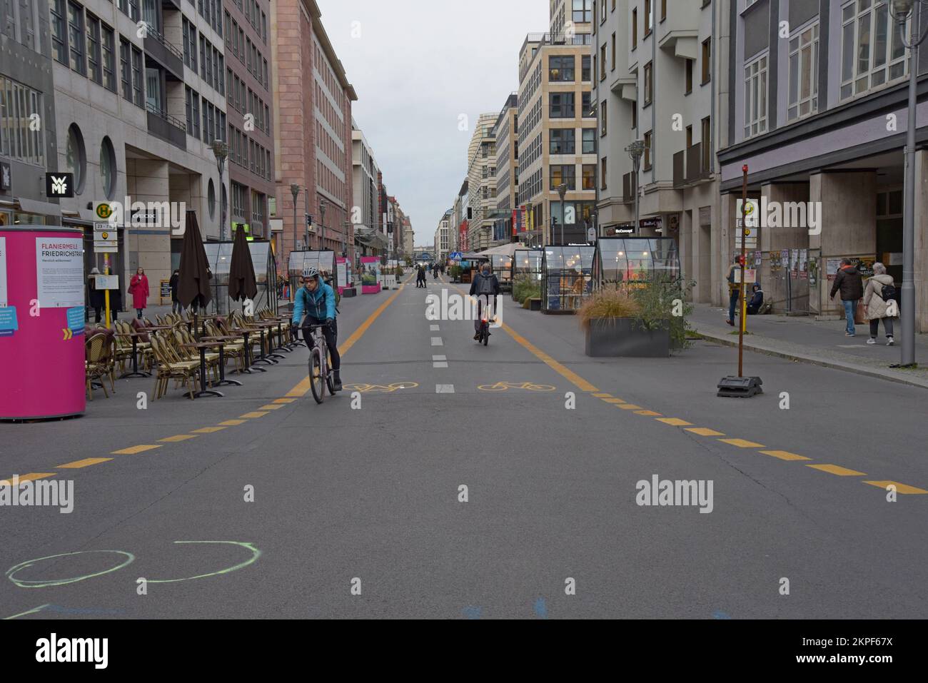Cyclistes et piétons dans la zone sans voiture LTN récemment zone piétonne de Friedrichstrasse, une rue importante de Berlin, en Allemagne Banque D'Images
