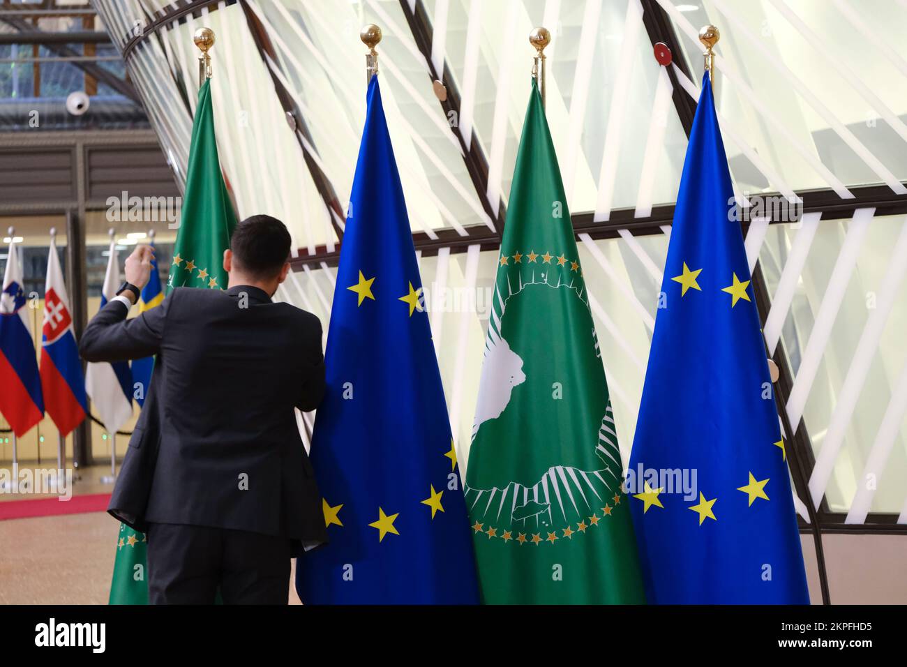 Bruxelles, Belgique. 28th novembre 2022. Drapeaux de l'Union africaine et de l'Union européenne à Bruxelles, Belgique, sur 28 novembre 2022. Crédit: ALEXANDROS MICHAILIDIS/Alamy Live News Banque D'Images