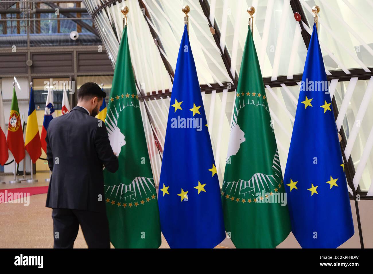 Bruxelles, Belgique. 28th novembre 2022. Drapeaux de l'Union africaine et de l'Union européenne à Bruxelles, Belgique, sur 28 novembre 2022. Crédit: ALEXANDROS MICHAILIDIS/Alamy Live News Banque D'Images