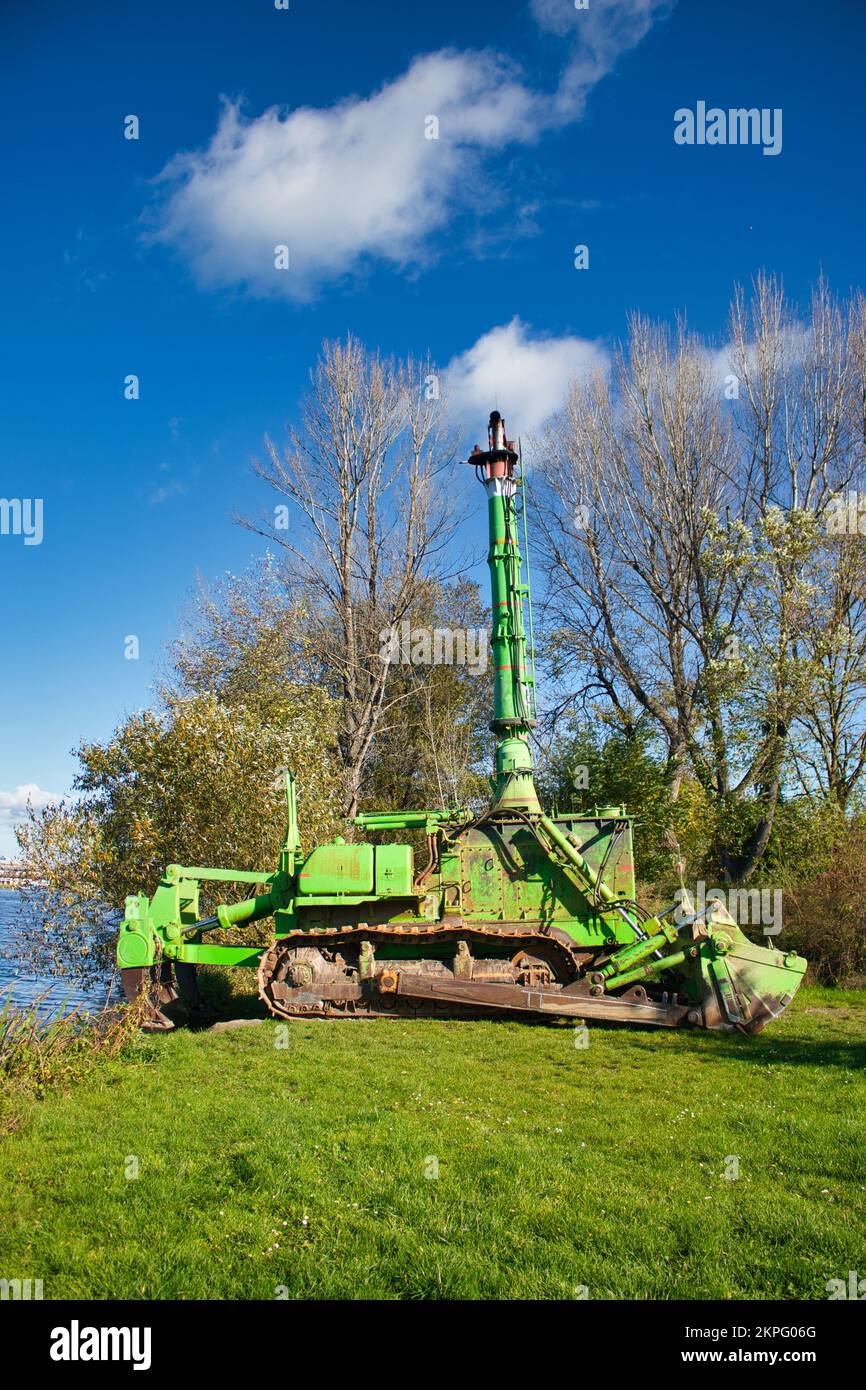 Lame amphibie Komatsu sur une rive en automne. Banque D'Images