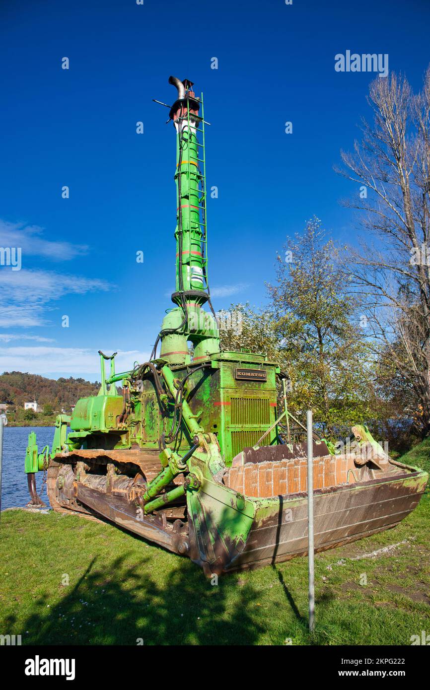 Lame amphibie Komatsu sur une rive en automne. Banque D'Images