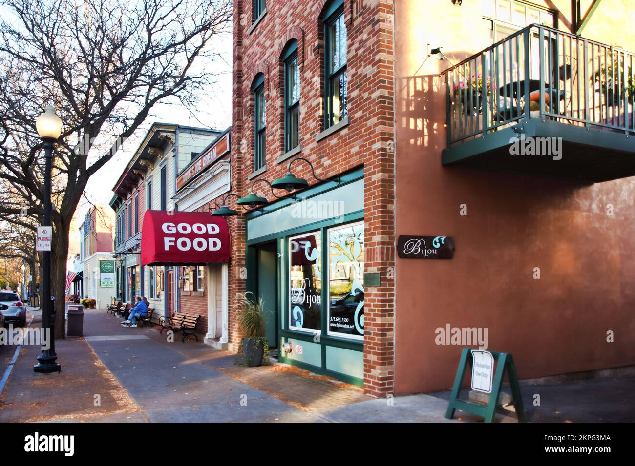 Skaneateles, New York, États-Unis. 4 novembre 2022. Petites entreprises et restaurants dans le centre du village de Skaneateles, New York, sur un calme automne mornin Banque D'Images
