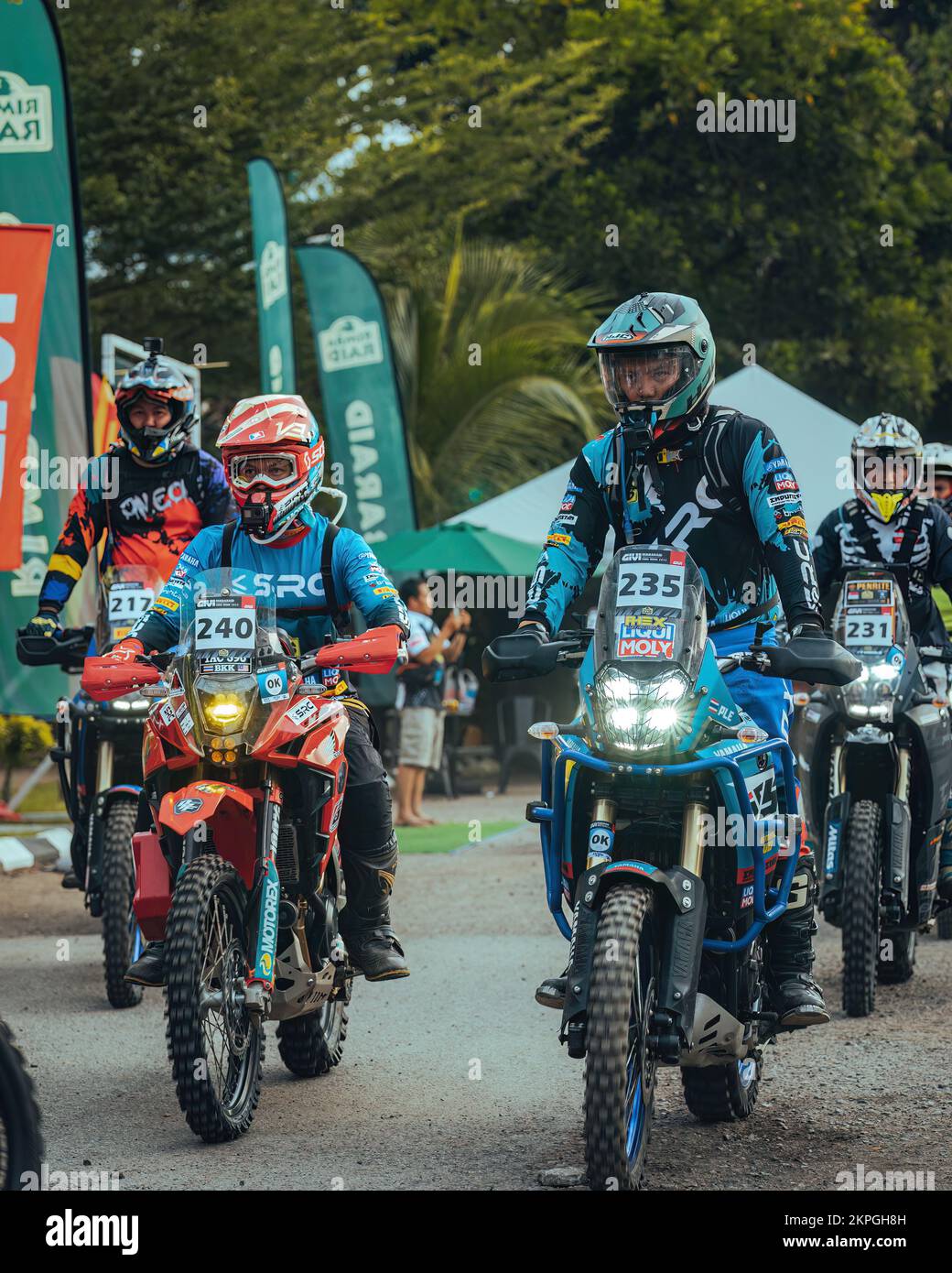 Pahang, Malaisie - 24 septembre 2022 les motocyclistes Enduro au point de départ pendant la pratique. Banque D'Images