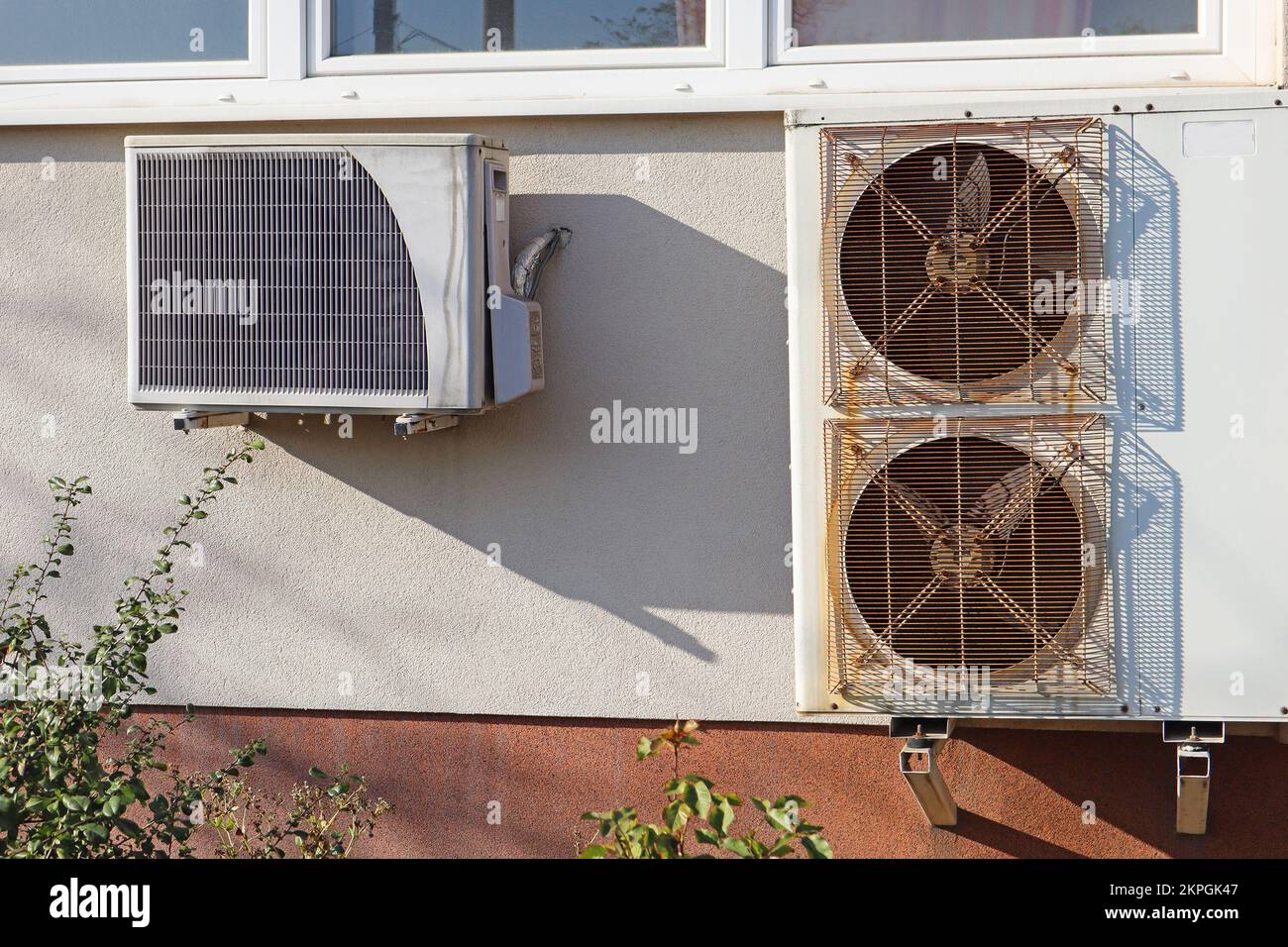 Climatisation sur le mur d'un immeuble de bureaux Photo Stock - Alamy