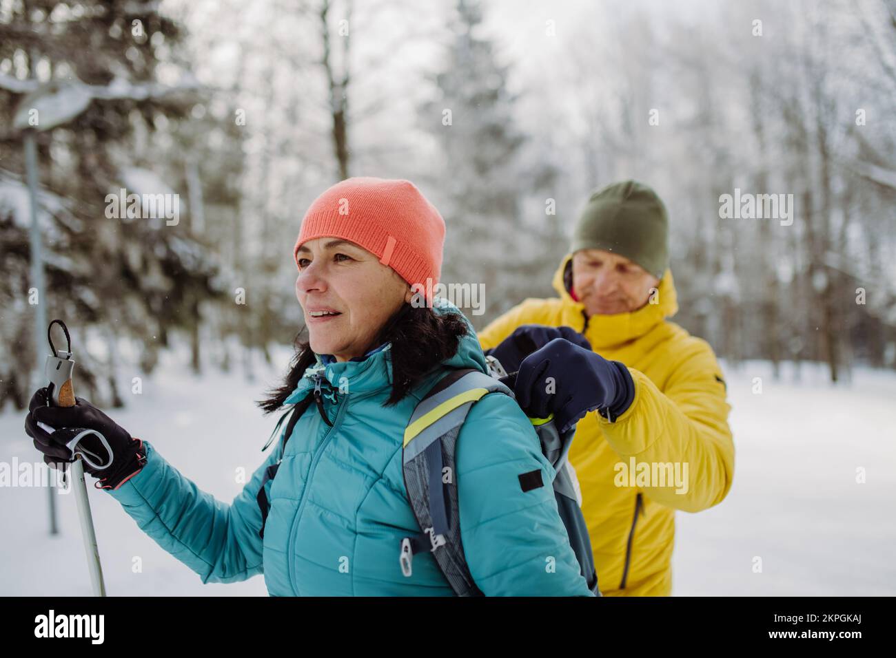 Couple senior ski ensemble au milieu de la forêt, après une pause. Banque D'Images