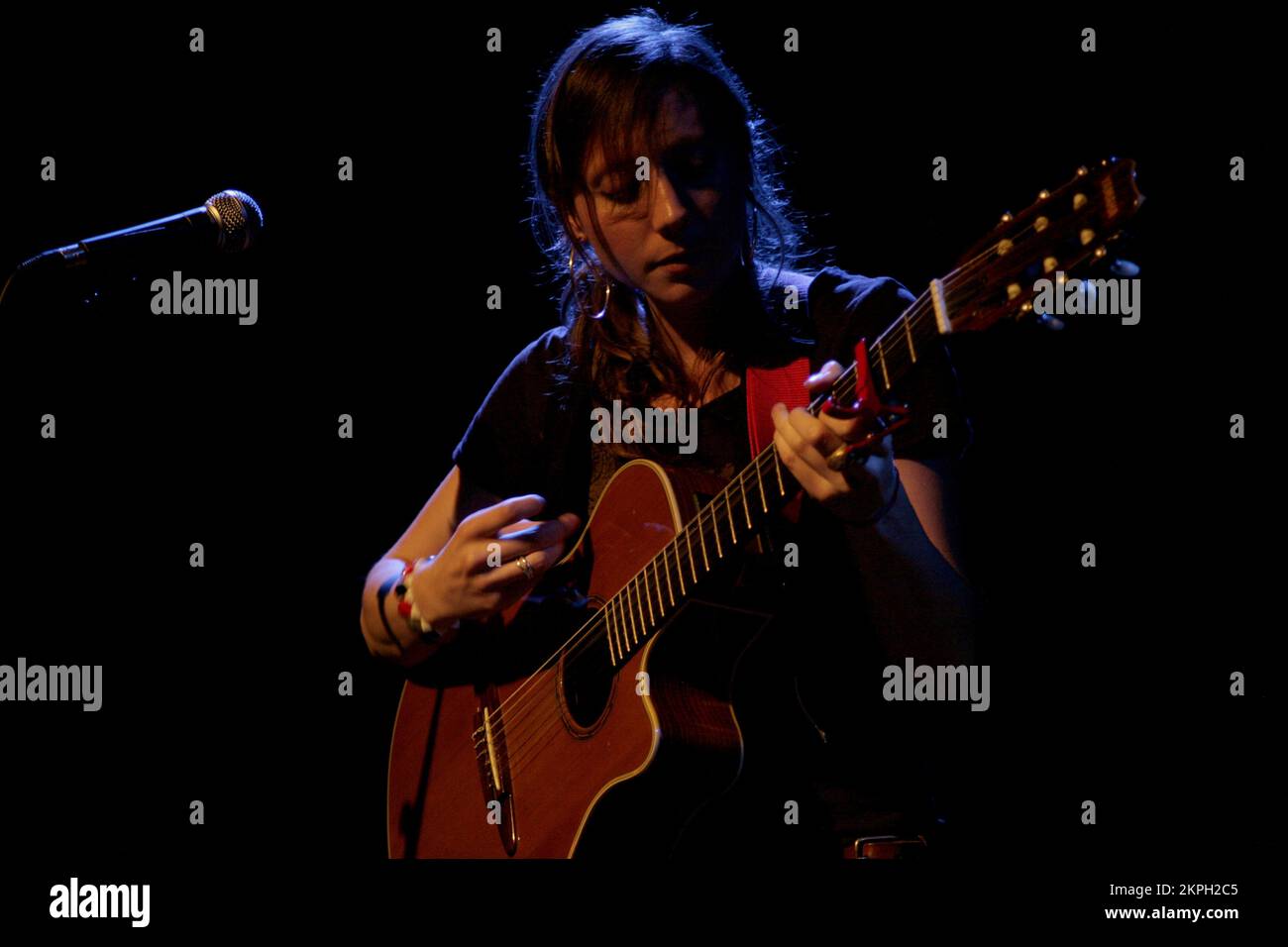 Jaymay, JEUNE, CONCERT, 2007 : le chanteur folk New-yorkais Jaymay au point à Cardiff, le 1er août 2007. Photographie : ROB WATKINS. INFO : Jaymay, née Jamie Seerman, est une chanteuse-compositrice américaine connue pour sa musique folk-pop sincère. Émergeant avec son premier album 'Autumn Fallin'' en 2007, elle a captivé le public avec ses paroles émotives, ses airs mélodiques et sa voix apaisante distinctive. Banque D'Images