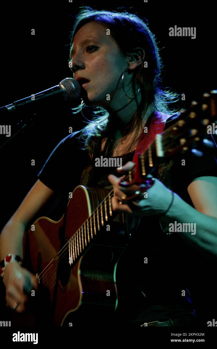 Jaymay, JEUNE, CONCERT, 2007 : le chanteur folk New-yorkais Jaymay au point à Cardiff, le 1er août 2007. Photographie : ROB WATKINS. INFO : Jaymay, née Jamie Seerman, est une chanteuse-compositrice américaine connue pour sa musique folk-pop sincère. Émergeant avec son premier album 'Autumn Fallin'' en 2007, elle a captivé le public avec ses paroles émotives, ses airs mélodiques et sa voix apaisante distinctive. Banque D'Images