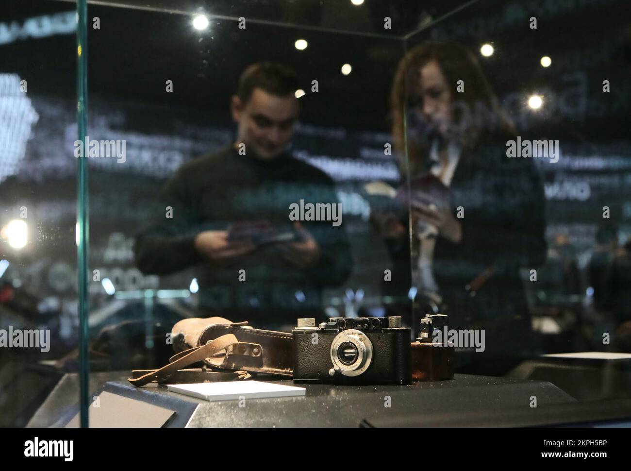 KIEV, UKRAINE - 23 NOVEMBRE 2022 - la caméra Leica qui appartenait à Alexander Wienerberger est en exposition pendant la Leica qui a vu l'exposition Holodomor Banque D'Images