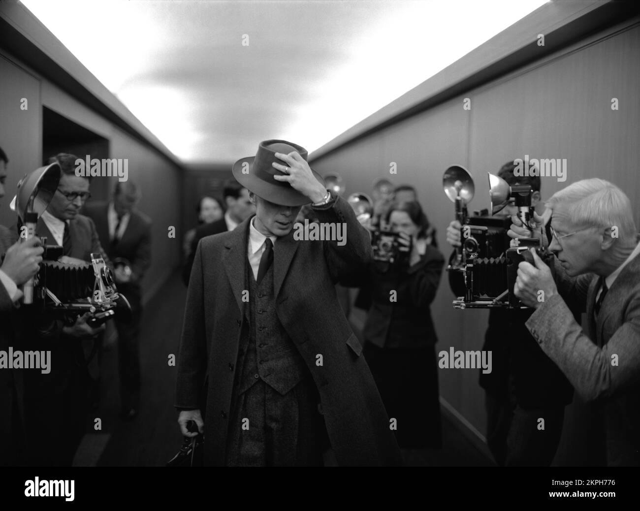 Oppenheimer Cillian Murphy Directeur - Christopher Nolan juillet 2023 FP Oppenheimer 03 FlixPix/Universal Pictures. Pour usage éditorial uniquement. Droits d'auteur d'Universal Pictures. Et/ou le photographe affecté par la société de production ou de cinéma. Un crédit obligatoire pour la société de cinéma est requis. Strictement pour la promotion du film ci-dessus, sauf autorisation écrite acquise par l'intermédiaire de la société cinématographique est obtenue par l'utilisateur final. FlixPix n'est PAS le propriétaire des droits d'auteur et agit uniquement comme un service de fourniture aux médias reconnus. Banque D'Images