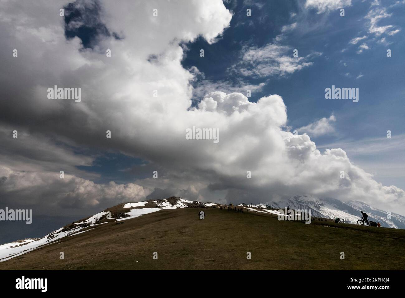 Nuages et neige au sommet. Le mont Baldo est haut de 2 218 m avec la Cima Valdritta, à côté du lac de Garde. Les autres sommets du mont Baldo sont Monte Alti Banque D'Images