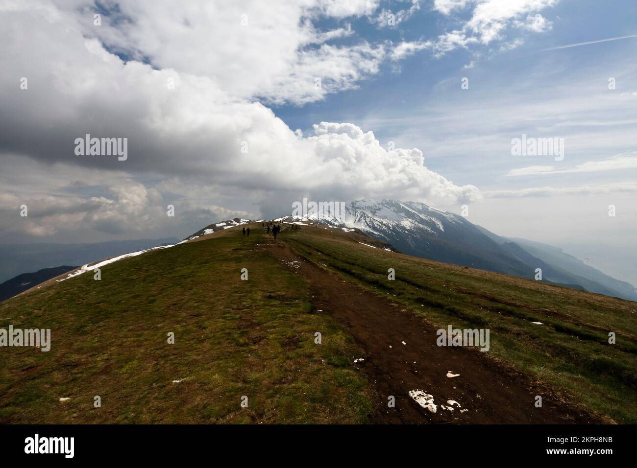 Nuages et neige au sommet. Le mont Baldo est haut de 2 218 m avec la Cima Valdritta, à côté du lac de Garde. Les autres sommets du mont Baldo sont Monte Alti Banque D'Images